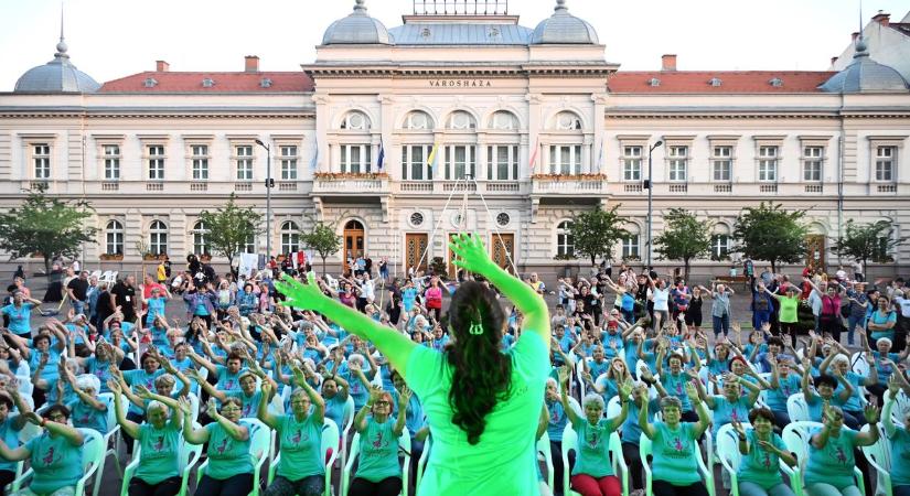 Légtáncosok pörögtek a polgármesteri hivatal főbejáratánál – videóval, galériával