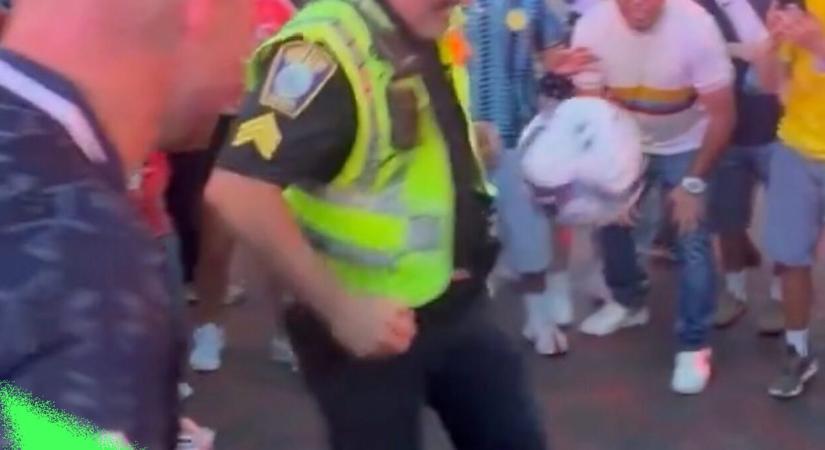 A foci-vb sztárja lett a szurkolók között dekázó rendőr