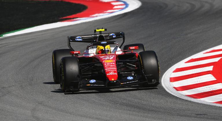 Műszaki hiba okozta Antonelli vesztét Barcelonában, közel két év után nyert ismét futamot Lewis Hamilton