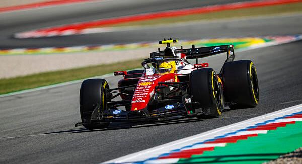 Hamilton első sikerét aratta a Ferrarival Barcelonában
