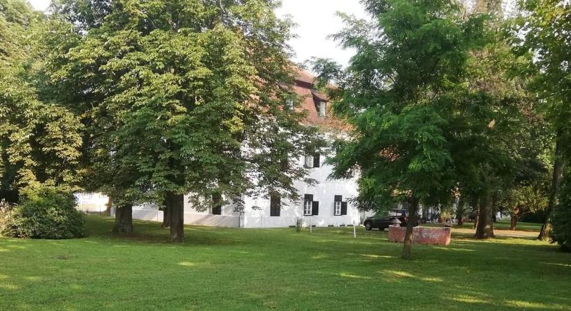 Rendhagyó: rendőrök lepték el a baranyai kastélyt