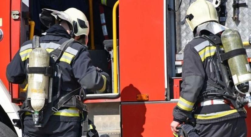 Teljes útzár a 86-oson: lángokban állt egy személyautó