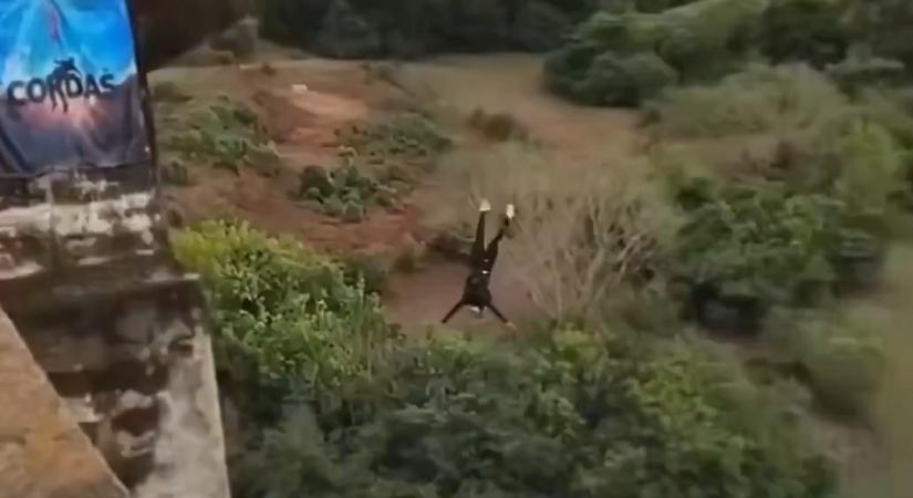 Megrázó videón a tragédia: kötél nélkül dobtak le a mélybe egy bungee jumpingoló nőt