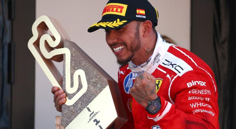 Óriási dráma Barcelonában: Hamilton megtörte az átkot a Ferrarival, miközben a Mercedes csodagyereke a poklot járta meg