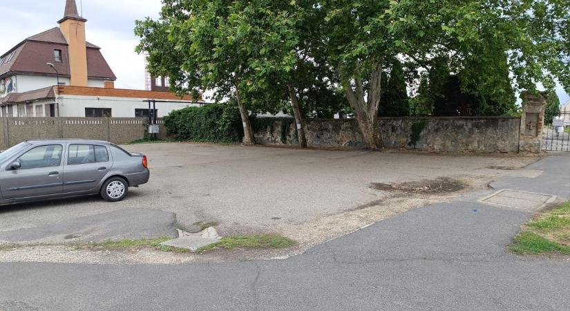 Lezárják Csorna egyik forgalmas parkolóját, a szomszédban munkák kezdődnek