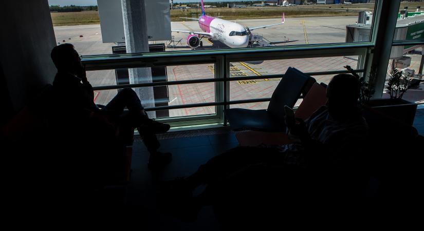 Dühöngenek az utasok: furcsa módszerrel szórják a büntetéseket a kézipoggyászokra, a Wizz Air kivizsgálást ígér