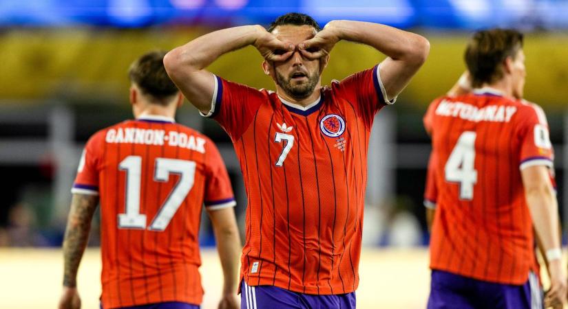 Ritkán ünnepelnek így rendőrt a futballszurkolók: vb-sztár lett az amerikai biztos úrból ( videó)