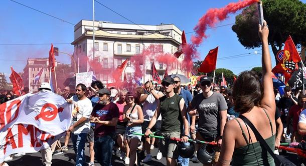Tízezrek vonultak utcára Rómában a migráció kérdése miatt
