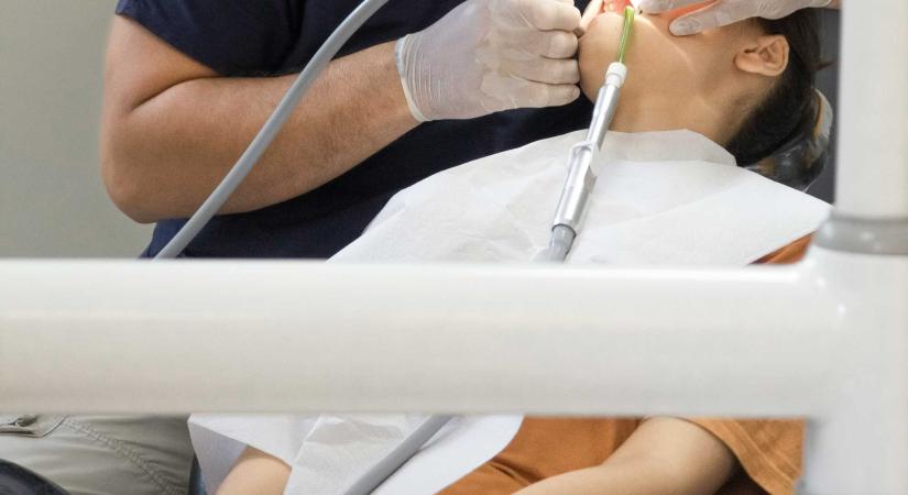 Implantátum vagy hagyományos fogpótlás? – Dr. Pálffy Balázs fogorvossal beszélgettünk