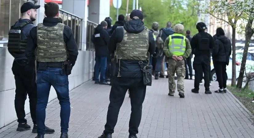 Meglepő fordulatok: merényletkísérlet, belpolitikai lázadás és háborús figyelmeztetések