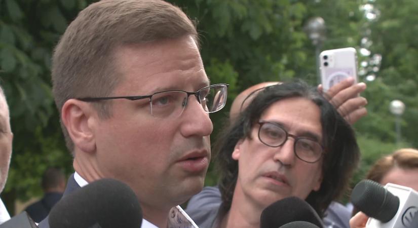 Közpénzből bérelt magángéppel repült Bécsbe és Berlinbe Gulyás Gergely – több mint 5 millióba került az út
