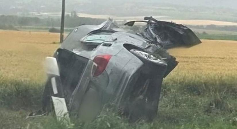 Rendkívüli: teljes útzár a 6-oson, fának csapódott és felborult egy autó