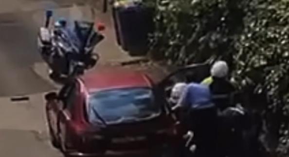 Ütötték-vágták a rendőrök a budapesti ámokfutót: letartóztatták, de a hivatalos személyek ellen is vizsgálat indult - videó