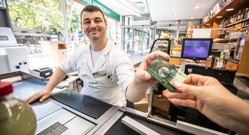 Nyugdíjas SZÉP-kártya: megvan sávosan, mekkora juttatást kaphatnak az idősek – itt lehet majd elkölteni