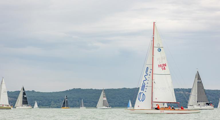 Az időjárás átírta a napot és a versenyszabályokat a Balatonon
