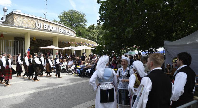 Táncoló Kárpát-medence a Feneketlen-tónál
