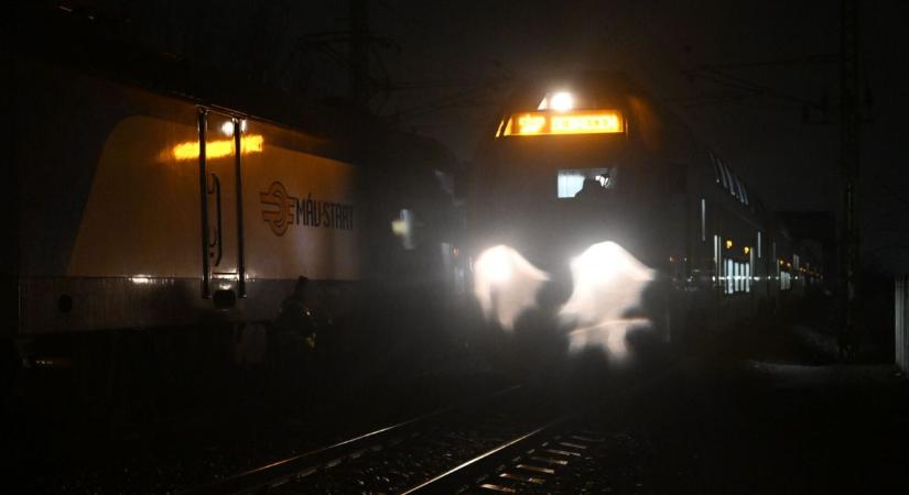 Halálos gázolás miatt nőtt meg a menetidő a Budapest–Újszász–Szolnok vasútvonalon