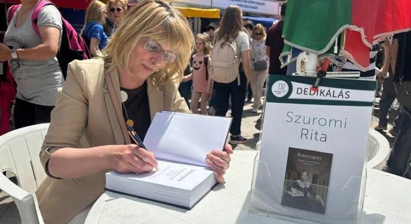 A könyvhéten dedikálta új kötetét Szuromi Rita