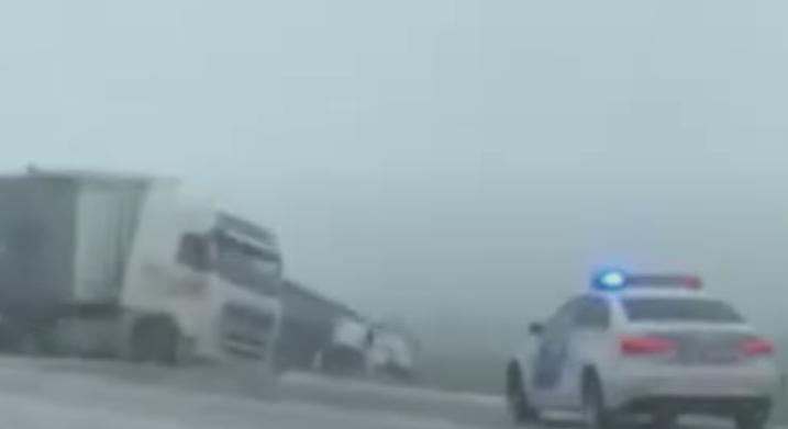 Két kamion és egy rendőrautó karambolozott az M3-ason – videó