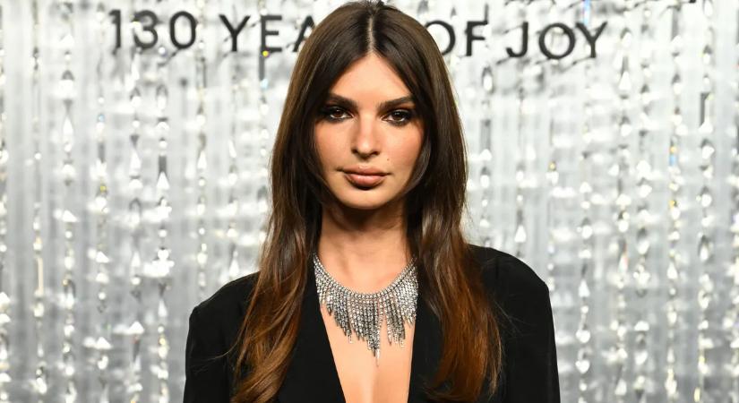 Szemérmetlenül szexi: Emily Ratajkowski teljesen kigombolt bőrdzsekiben, fedetlen mellekkel mutatta meg magát