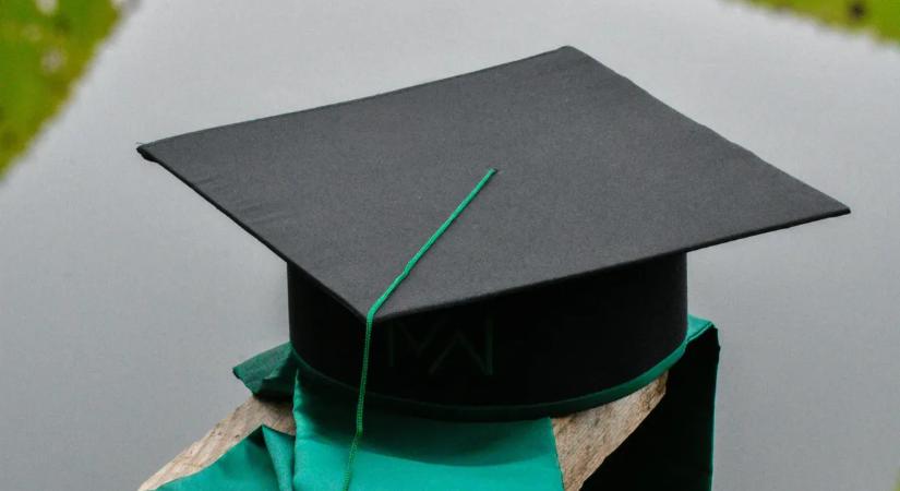 Zokogott a nézőtér a diplomaosztón: 23 év katonaság után, 81 évesen teljesítette élete legnagyobb álmát a nagypapa