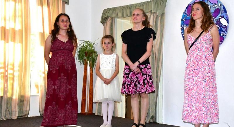 Nővérek – Megnyílt Krenner Tóth Katalin és Tóth Magdolna kiállítása a Zarkaházi Szily-kastélyban
