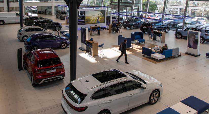 Megizmosodott a forint, tömeges árcsökkentés indult az autópiacon: milliókat spórolhat, aki most csap le az akciókra