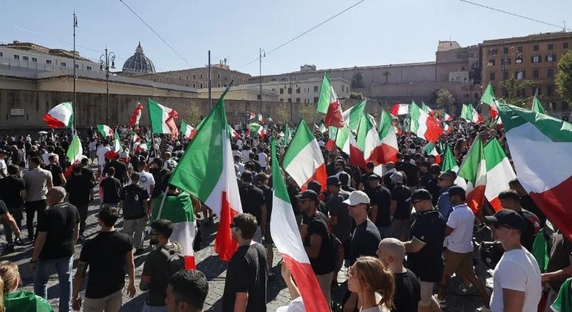Elszabadultak az indulatok Rómában: tömegek követelik a migránsok hazaküldését