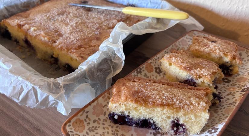 Kívül ropogós, belül pihe-puha áfonyás süti