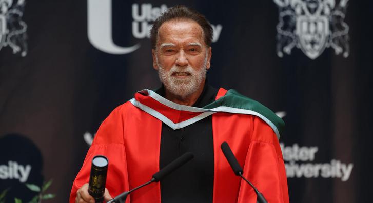 Arnold Schwarzenegger begurult a Bazilika elé fotózkodni