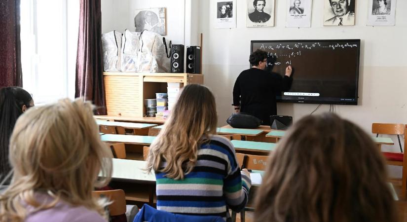 Újabb béremelés jöhet a pedagógusoknak, visszamenőlegesen is megkaphatják a különbözetet