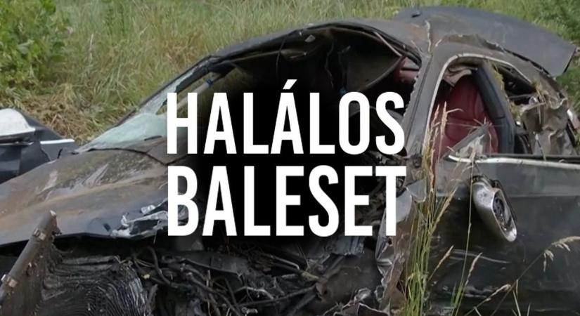 Tragédia Szabolcsban: szörnyethalt egy 21 éves fiatal, az autó gyakorlatilag a földbe fúródott (videóval)