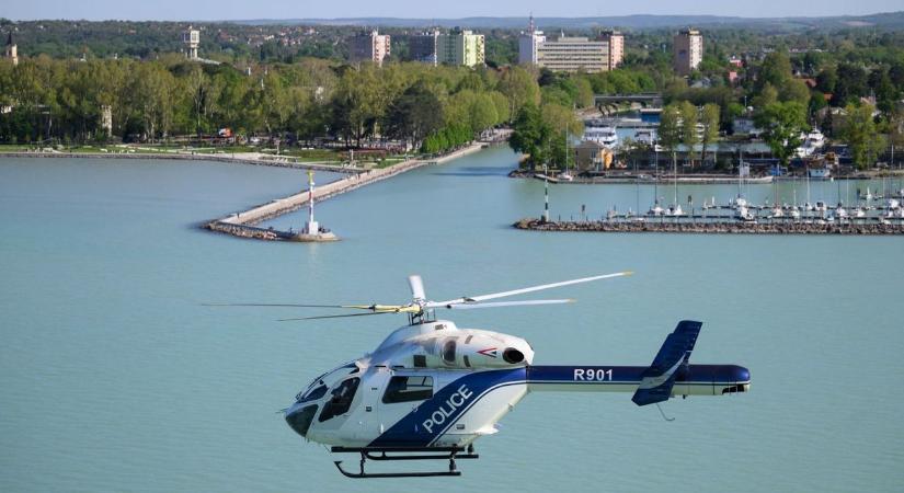 „Ki gépen száll fölébe" – A balatoni szezonra készülnek a légirendészet helikopterpilótái (fotók)