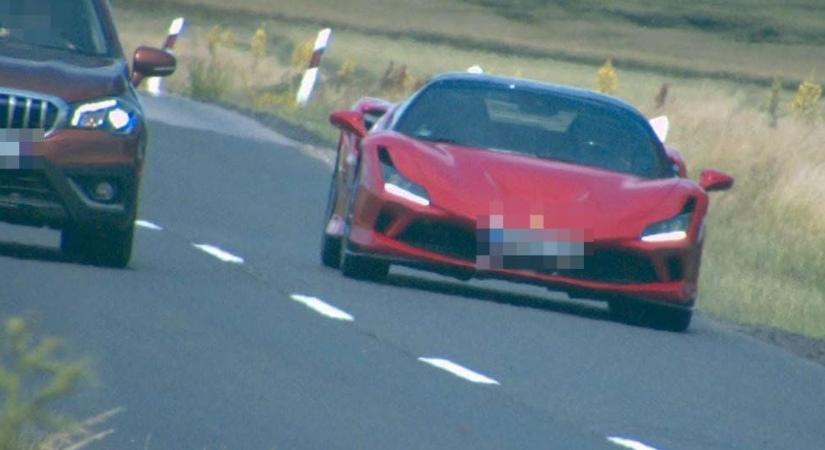 140 ezres bírságot ért most ez az előzés egy Ferrari vezetőjének