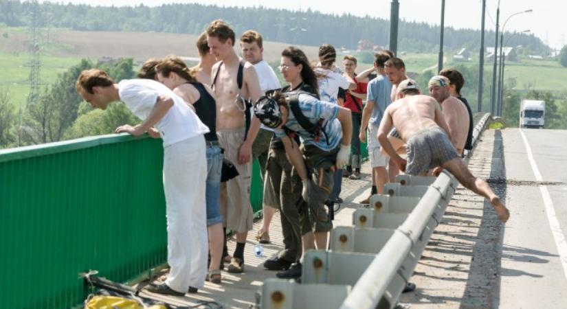„A kötél! A kötél!”: Halálba dobták a 21 éves egyetemista lányt a 40 méter magas hídról
