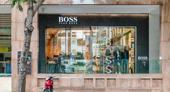 A Sports Direct tulajdonosa megvenné a Hugo Bosst – Több milliárd eurós ajánlat érkezett