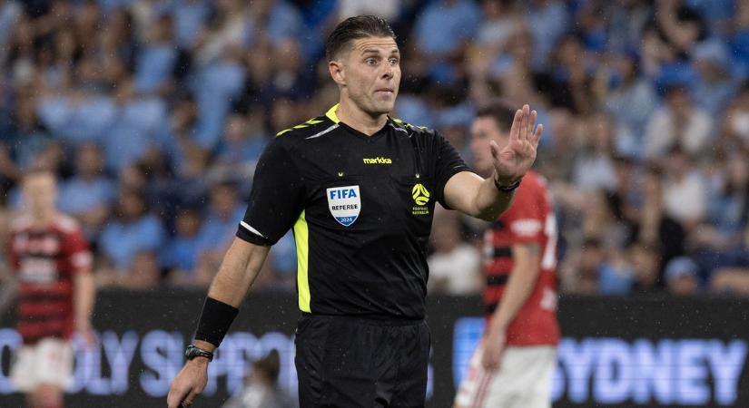 Csak mókázott, vagy diszkriminatív jelzést tett? A vb-játékvezető kézmozdulata okozott hatalmas botrányt