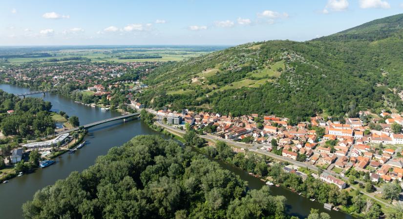 Fénytölcsérekkel, zöld parkolóval turisztikai és közösségi városrész épül Tokaj szívében