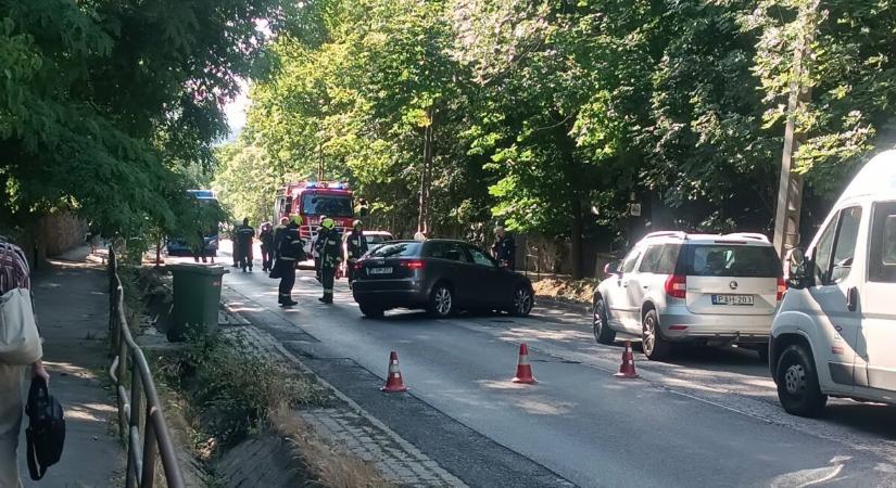 Baleset miatt teljes szélességében lezárták a Budakeszi utat, óriási a torlódás, a BKK járatai sem közlekednek