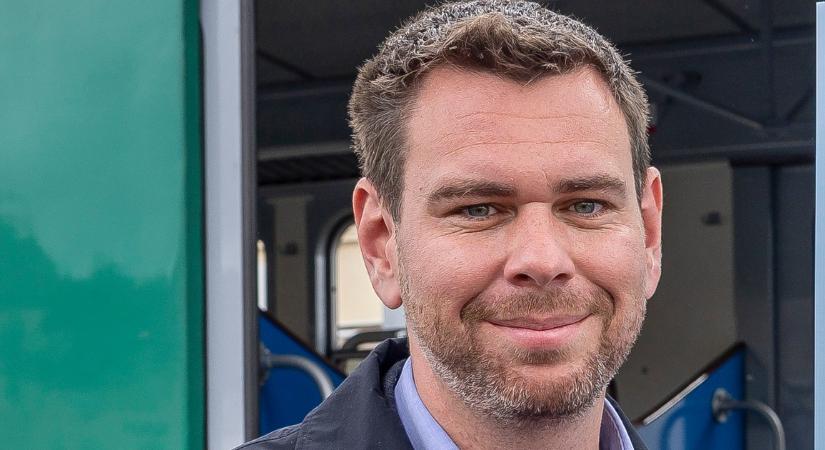 Azt nézd, milyen járgánnyal utazott vasárnap a közlekedési miniszter. Ide aztán elkísértük volna mi is Vitézy Dávidot