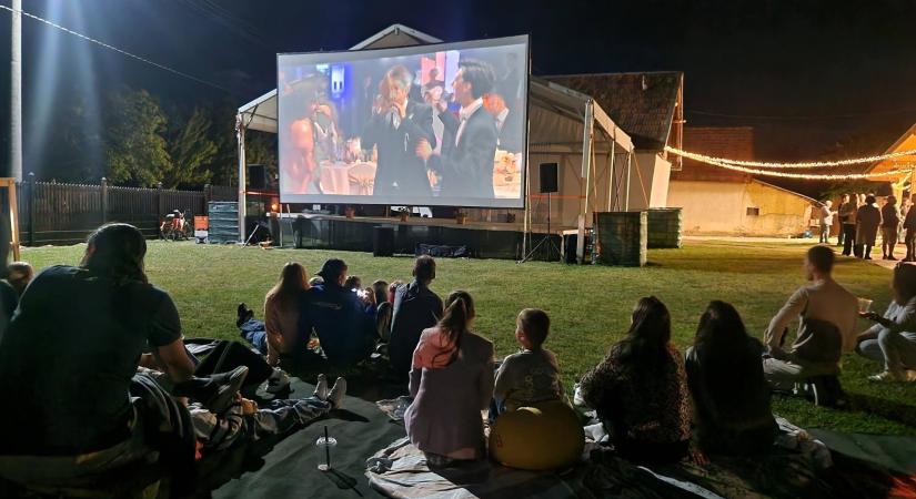 Családi pajtamozi Szőgyénben a Magyar Nemzeti Filmintézettel