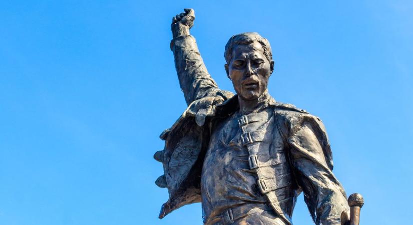 Célegyenesbe ért a balatonszemesi Freddie Mercury-szobor, tényleg meglesz!