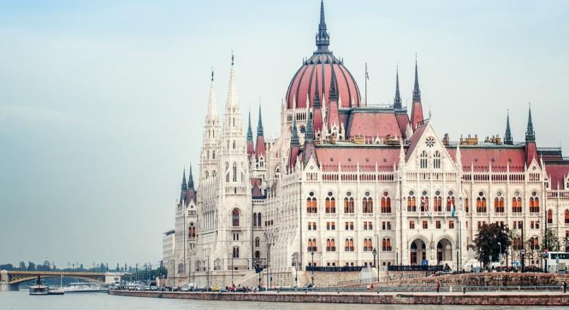 Történelmi döntés előtt a parlament – rendkívüli bejelentések jöhetnek a kormánytól