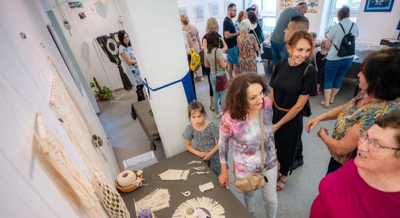 Bútorból műalkotás, fonalból dísz, növényből kozmetikum – Megnyílt „A szakkör” kiállítása