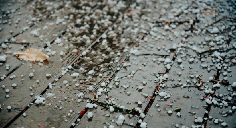 Lecsapott a szupercella: annyi jég esett ebben a térségben, hogy lapátolni kellett