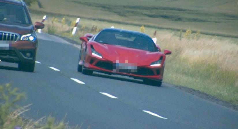 Ferrarival száguldott Nemesvámosnál, 143-mal kapták lencsevégre