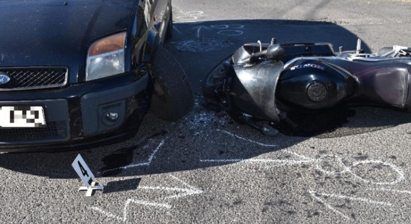 Súlyosan megsérült egy motoros – figyelmetlen autós okozott balesetet