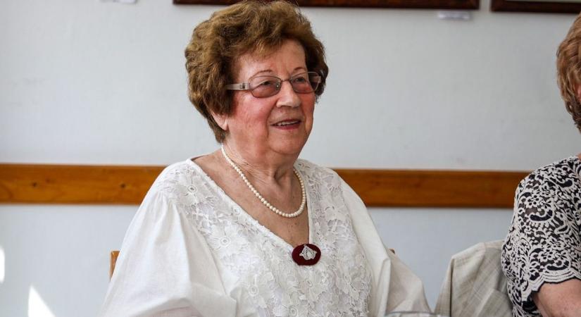 A tanyavilág egyedüli tanítója volt, most híres író tanítványa is köszönti a 95 éves szolnoki pedagógust – galériával