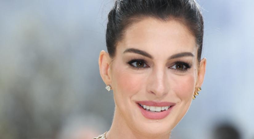 Műtét nélkül feszesebb arc? Anne Hathaway egyszerű hajtrükkje tarol most