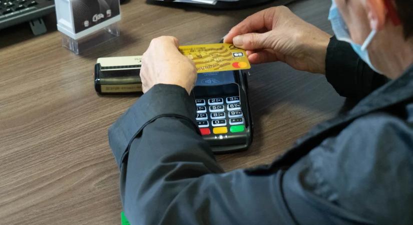 „Átnyújtotta a magántelefonszámát egy fénymásolt cetlin” – az orvosbárók terepe lett a magánszektor